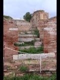 07667 ostia - regio iv - insula ii - portico e caseggiato dell'ercole (iv,ii,2-4) - treppe re von raum (25) - bli ri suedosten - 01-2024.jpg